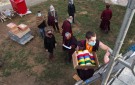 Transporte de los rollos de mantras en la estupa