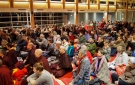 Le public écoute attentivement les mots de Shamar Rinpoché.