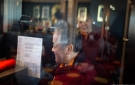 Pendant le temps des petites annonces, Khenpo Chödrak Rinpoché visite la régie.