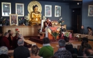 Avant l'enseignement : prise de refuge et développement de l'esprit d'éveil. Lors d'une des récitations, Khenpo Chödrak Rinpoché fait le mudra de l'enseignement.