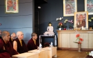 Au premier rang du sangha monastique : Llama Jampa, droupen Tendzin, lama Rinzin… à l'arrière plan : un autel dressé à l'attention de Shamar Rinpoché