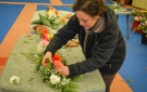 Derniers préparatifs pour le jour de la consécration : constitution d'une guirlande de fleurs