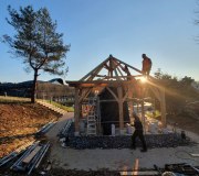 La charpente du moulin à prière : architecture sacrée et travail à l’ancienne