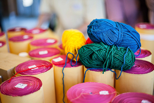 hilos de lana de cinco colores