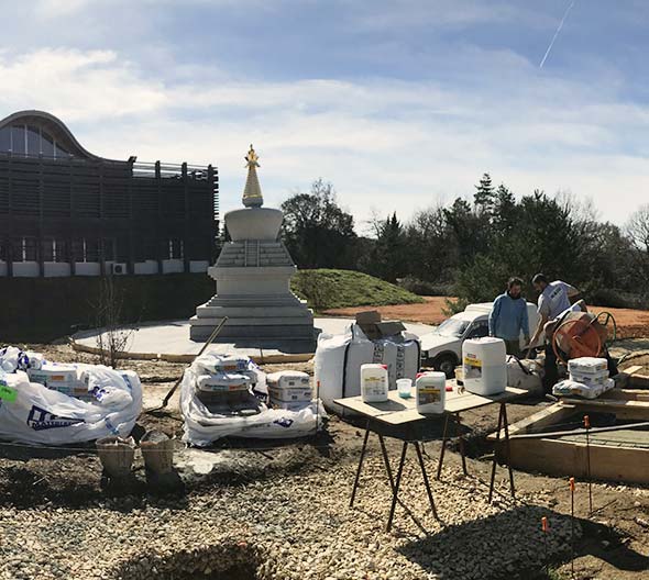 Unirse a la construcción del jardín para meditar