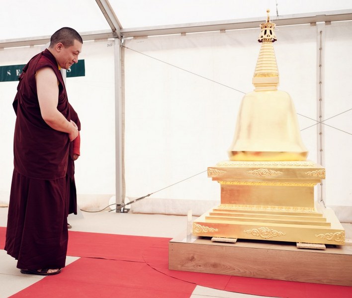 Karmapa frente a una de las ocho estupas, la estupa del parinirvana, en Dhagpo en septiembre de 2019.